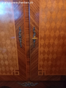 Musikschrank. Musikschrank mit Intarsien..Radio Iseli
B: 100cm T: 50cm H: 100cm Gute Zustand..Der Hinterteil fehlt