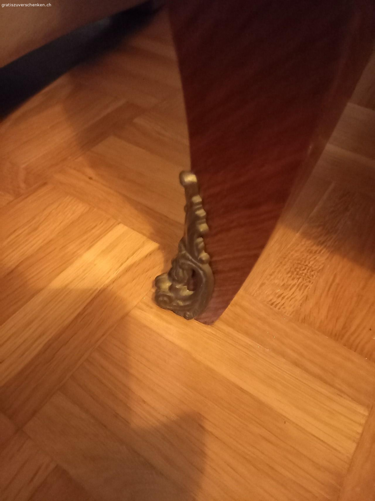 Musikschrank. Musikschrank mit Intarsien..Radio Iseli
B: 100cm T: 50cm H: 100cm Gute Zustand..Der Hinterteil fehlt