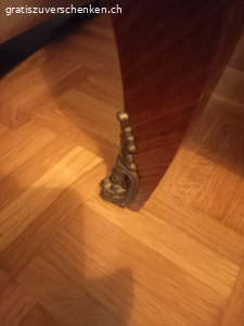 Musikschrank. Musikschrank mit Intarsien..Radio Iseli
B: 100cm T: 50cm H: 100cm Gute Zustand..Der Hinterteil fehlt