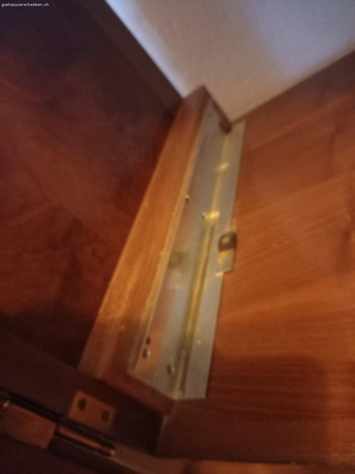 Musikschrank. Musikschrank mit Intarsien..Radio Iseli
B: 100cm T: 50cm H: 100cm Gute Zustand..Der Hinterteil fehlt