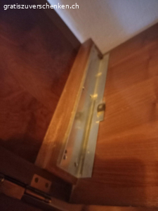 Musikschrank. Musikschrank mit Intarsien..Radio Iseli
B: 100cm T: 50cm H: 100cm Gute Zustand..Der Hinterteil fehlt