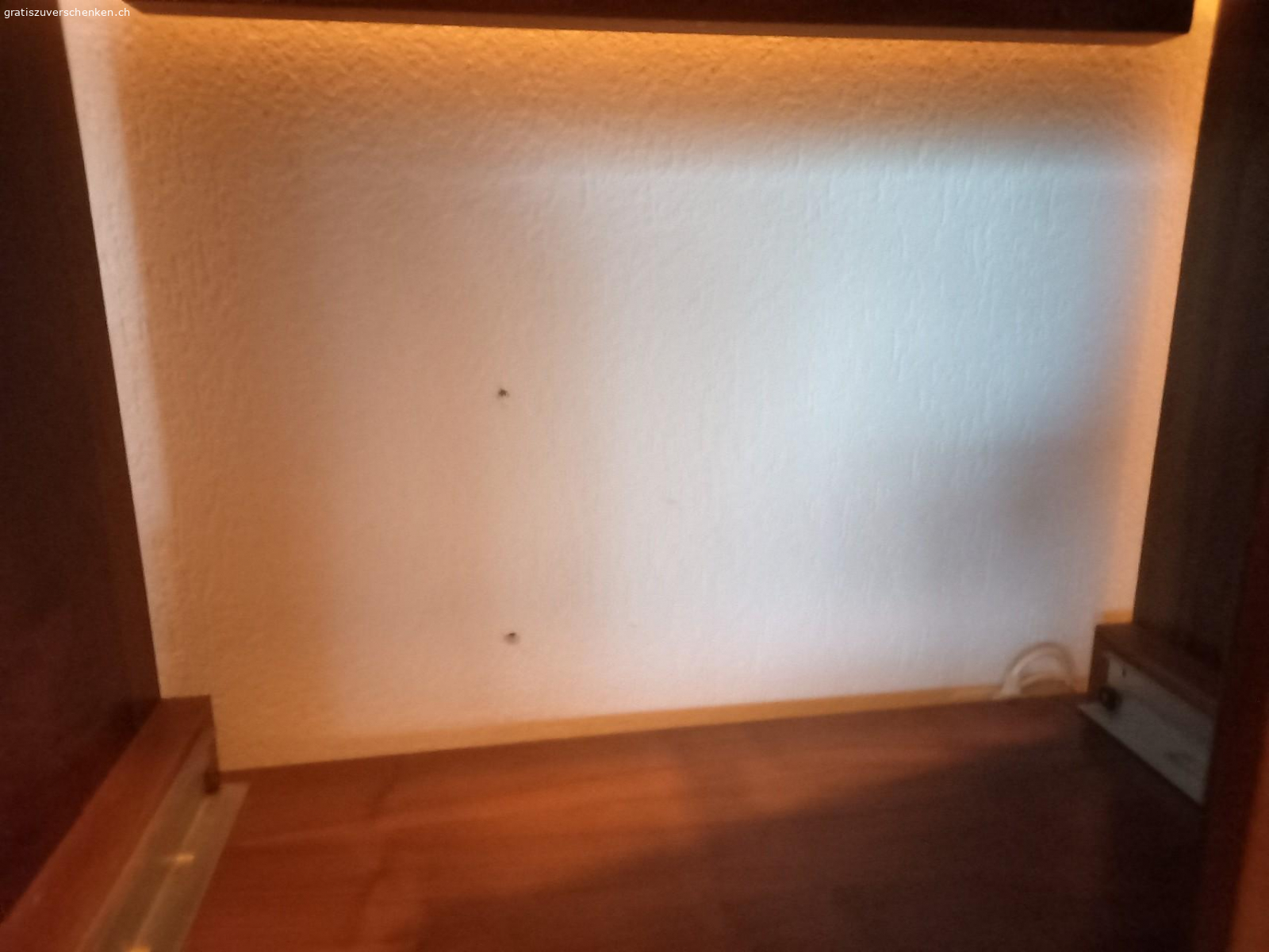 Musikschrank. Musikschrank mit Intarsien..Radio Iseli
B: 100cm T: 50cm H: 100cm Gute Zustand..Der Hinterteil fehlt