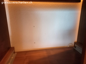 Musikschrank. Musikschrank mit Intarsien..Radio Iseli
B: 100cm T: 50cm H: 100cm Gute Zustand..Der Hinterteil fehlt