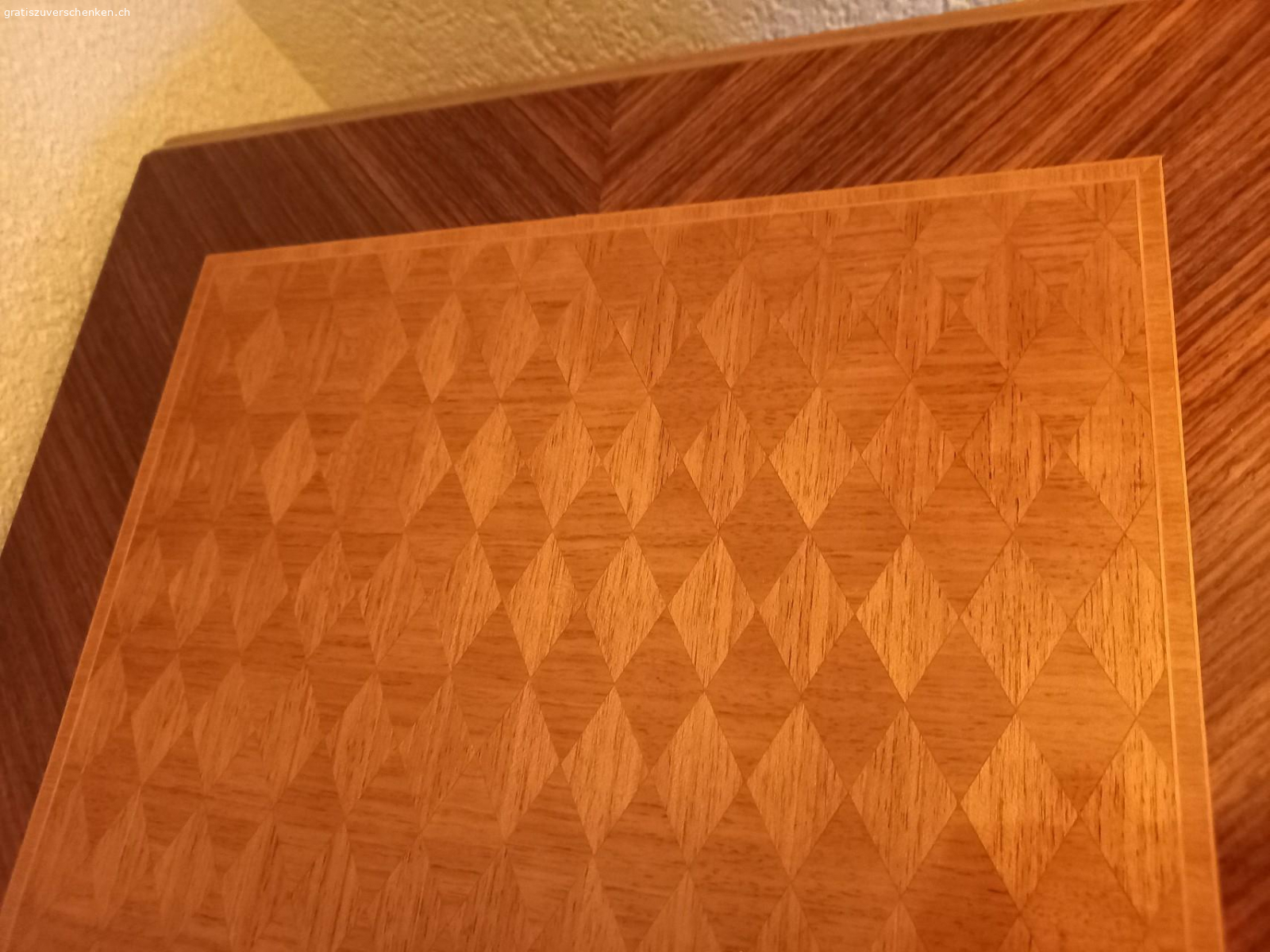 Musikschrank. Musikschrank mit Intarsien..Radio Iseli
B: 100cm T: 50cm H: 100cm Gute Zustand..Der Hinterteil fehlt