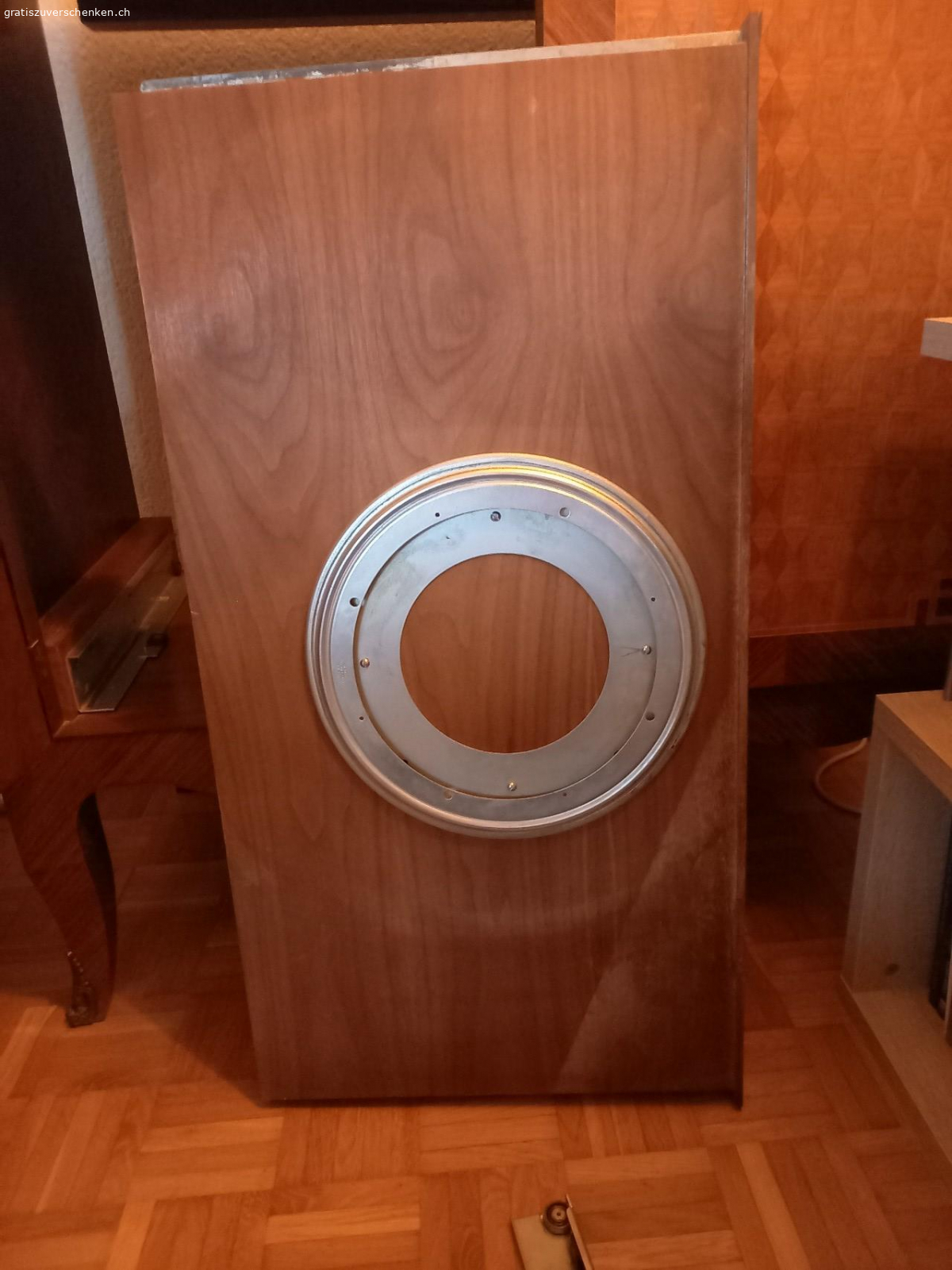 Musikschrank. Musikschrank mit Intarsien..Radio Iseli
B: 100cm T: 50cm H: 100cm Gute Zustand..Der Hinterteil fehlt