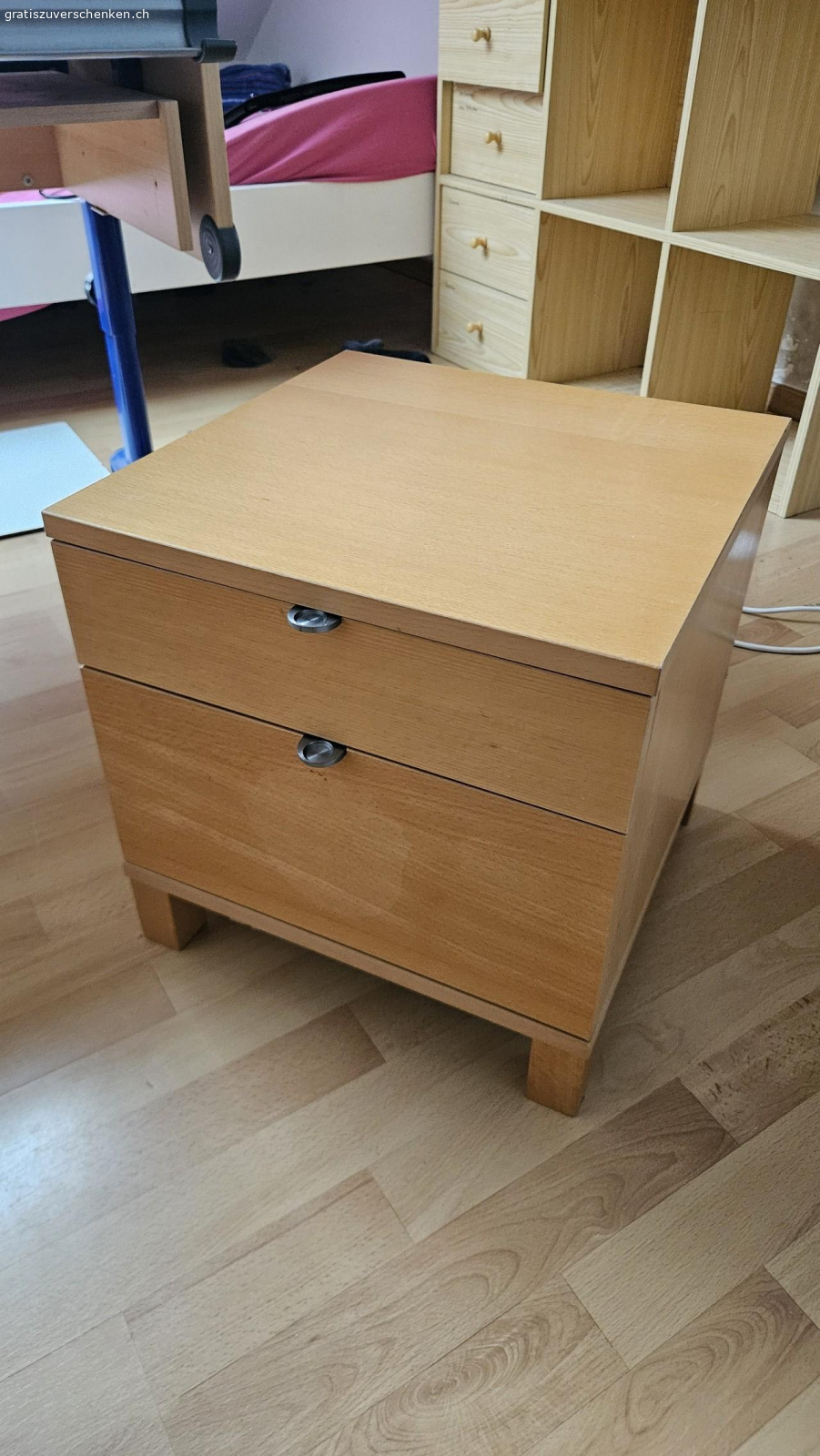 Nachttisch / kl. Kommode. Kleine Kommode mit zwei Schubladen. 
Höhe: 41cm
Breite: 40cm
Tiefe: 40cm