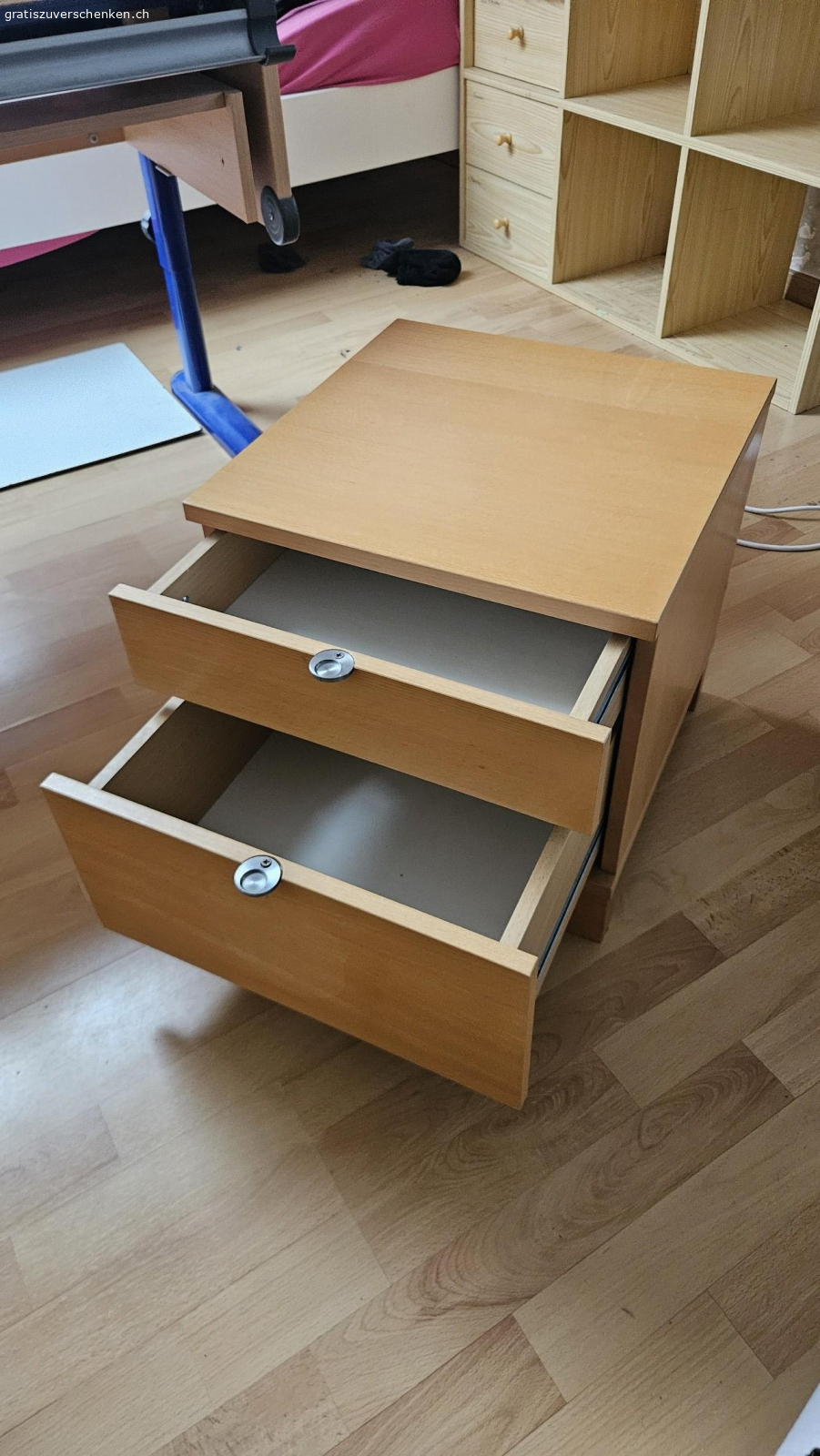 Nachttisch / kl. Kommode. Kleine Kommode mit zwei Schubladen. 
Höhe: 41cm
Breite: 40cm
Tiefe: 40cm