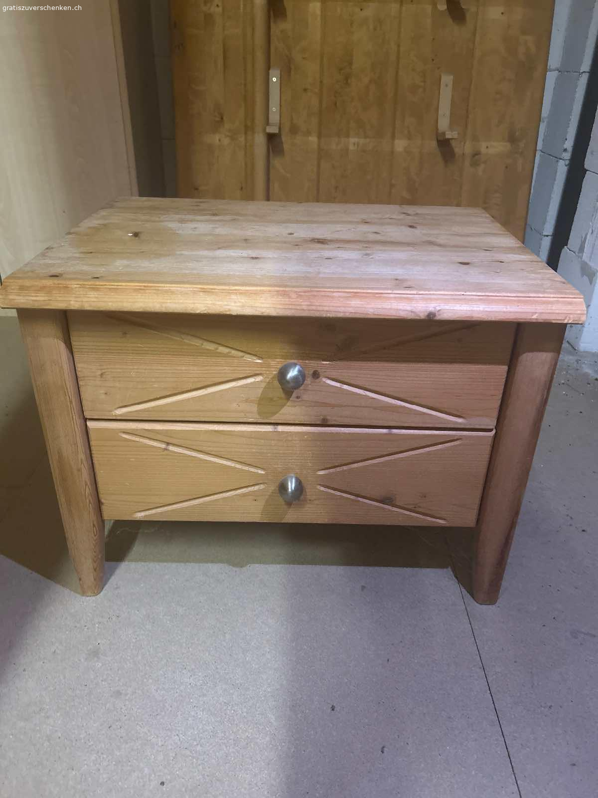 Nachttisch. Schöner Nachttisch aus Holz
2 Schubladen 
Zustand 9/10