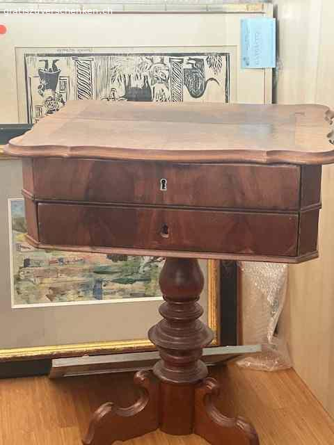 nähkasten. schöner alter nussbaumnähkaste n mit 2 schubladen und innendeckel mit intarsien.
jetzt als schmuckkaste  benutzt.
abzugeben ohne schmuckinhalt..