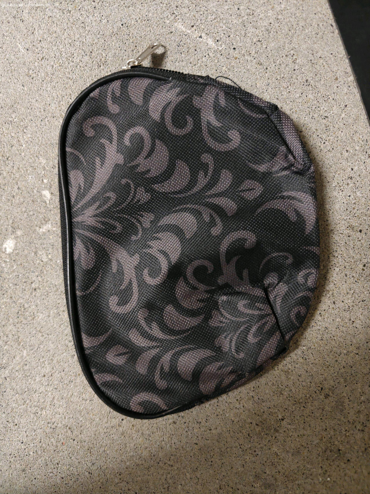 Necessaire. Kleines Necessaire 
Praktisch für kleine Materialien 
Es hat ungefähr die Grösse von einer Hand Fläche