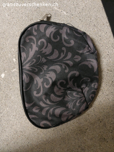 Necessaire. Kleines Necessaire 
Praktisch für kleine Materialien 
Es hat ungefähr die Grösse von einer Hand Fläche