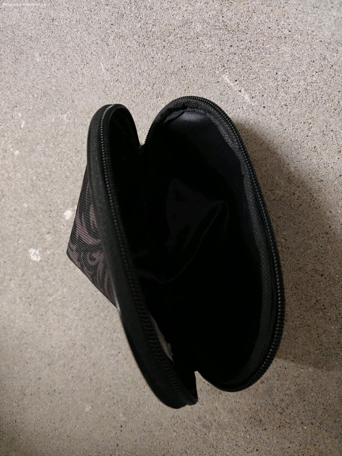 Necessaire. Kleines Necessaire 
Praktisch für kleine Materialien 
Es hat ungefähr die Grösse von einer Hand Fläche