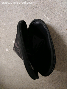 Necessaire. Kleines Necessaire 
Praktisch für kleine Materialien 
Es hat ungefähr die Grösse von einer Hand Fläche