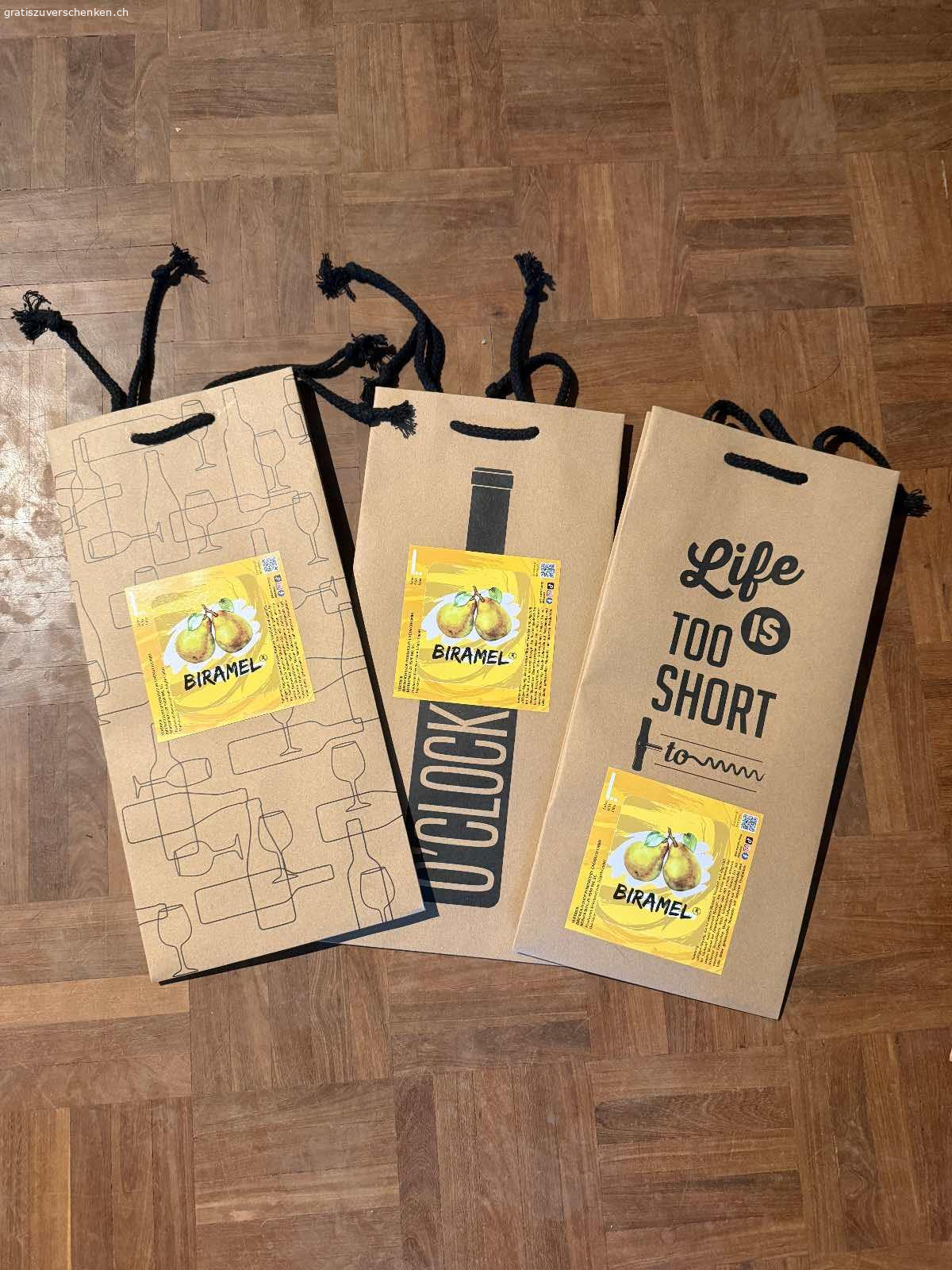 Neue Tragtaschen aus Papier. Habe 28 kleine Tragtaschen die falsch beklebt wurden. 
Müssen abgeholt werden.