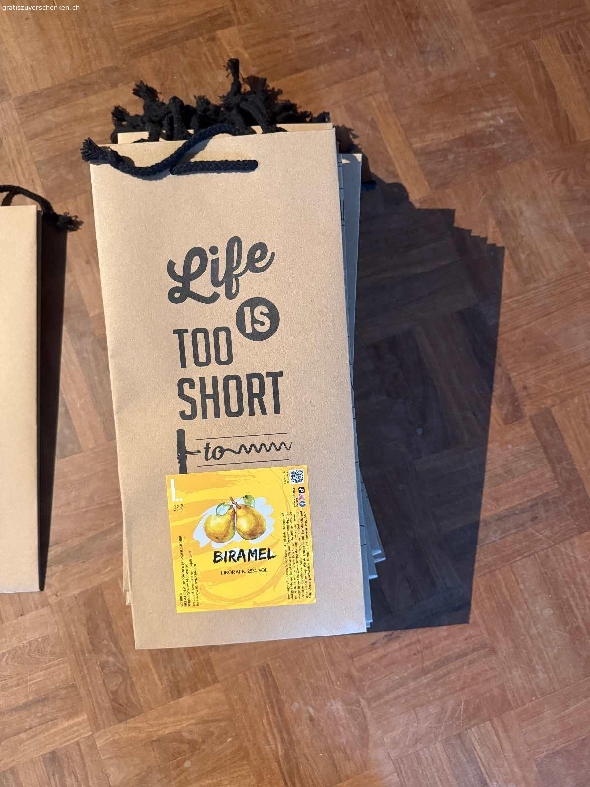 Neue Tragtaschen aus Papier. Habe 28 kleine Tragtaschen die falsch beklebt wurden. 
Müssen abgeholt werden.