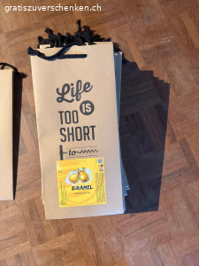 Neue Tragtaschen aus Papier. Habe 28 kleine Tragtaschen die falsch beklebt wurden. 
Müssen abgeholt werden.