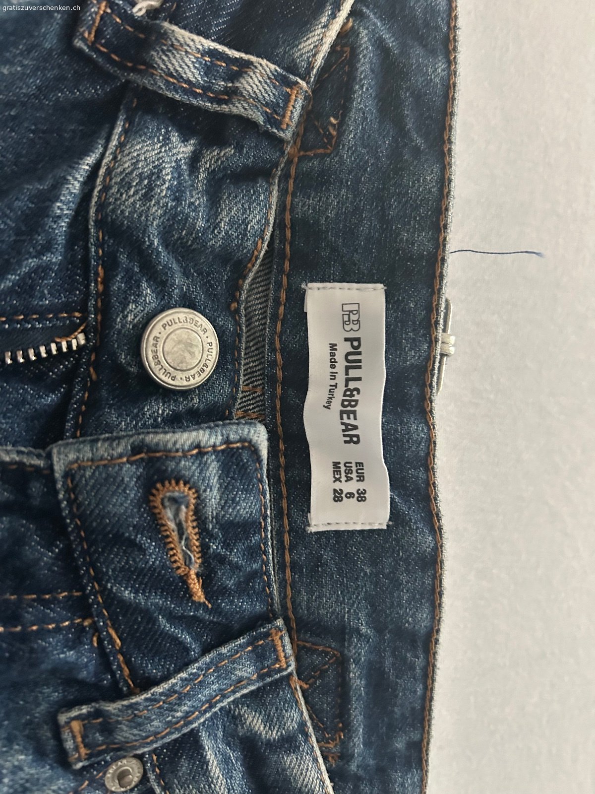 Neuwertige Jeans gratis abzugeben. Neuwertige Jeans Pull & Bear, weites Bein, Grösse 38, mid wash, gratis abzugeben. 
Muss abgeholt werden, kein Versand möglich.