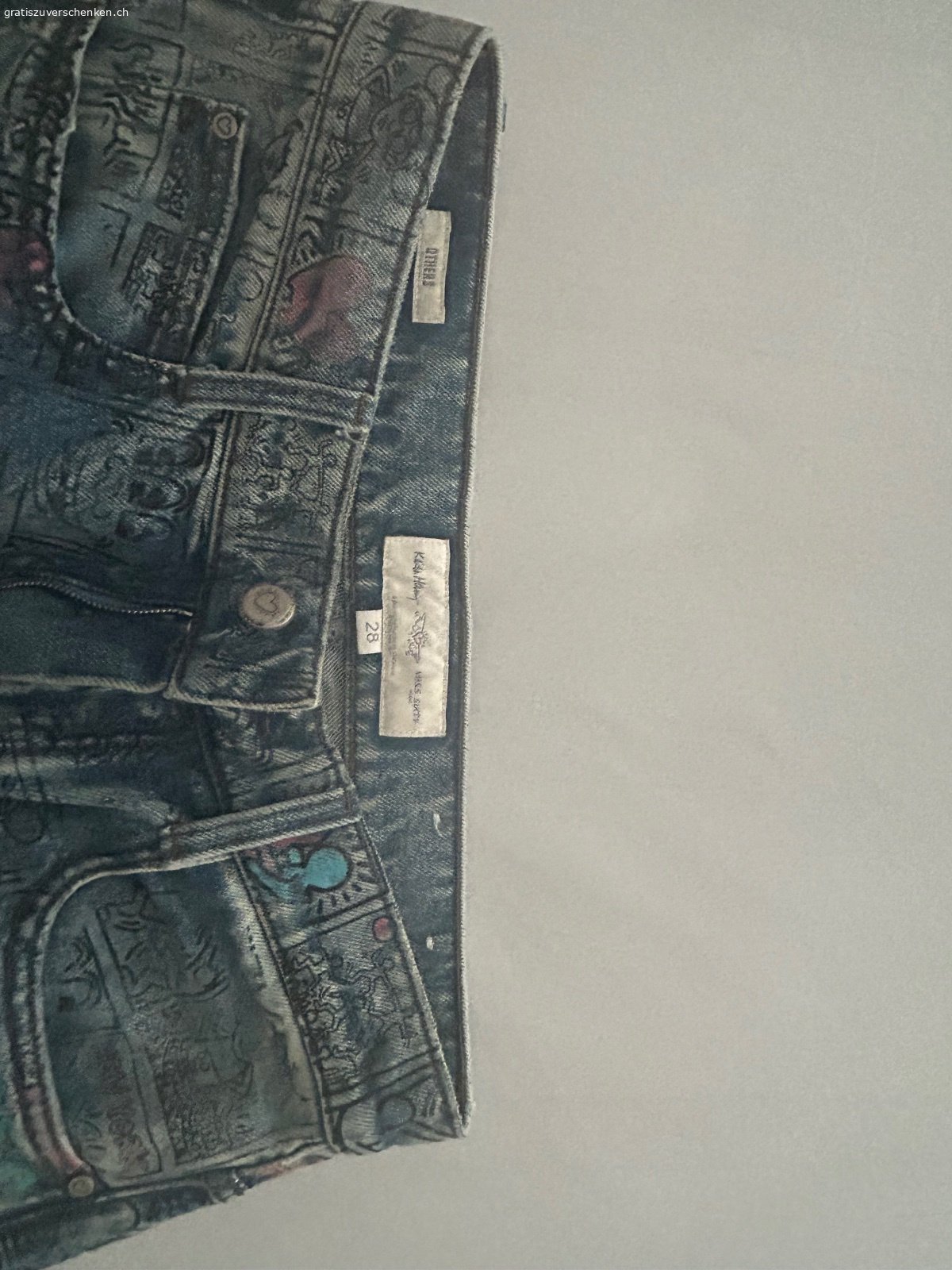 Neuwertige Jeans gratis. Gratis abzugeben neuwertige Jeans, spezielles Design, Miss Sixty, Grösse 28/32, weites Bein, dicker Stoff