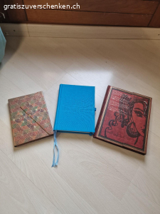 Notizbücher abzugeben. Die Notizbücher sind unbeschrieben und kontaktlos abholbar. Sind stets zu haben. Können gegen Porto auch versendet werden.