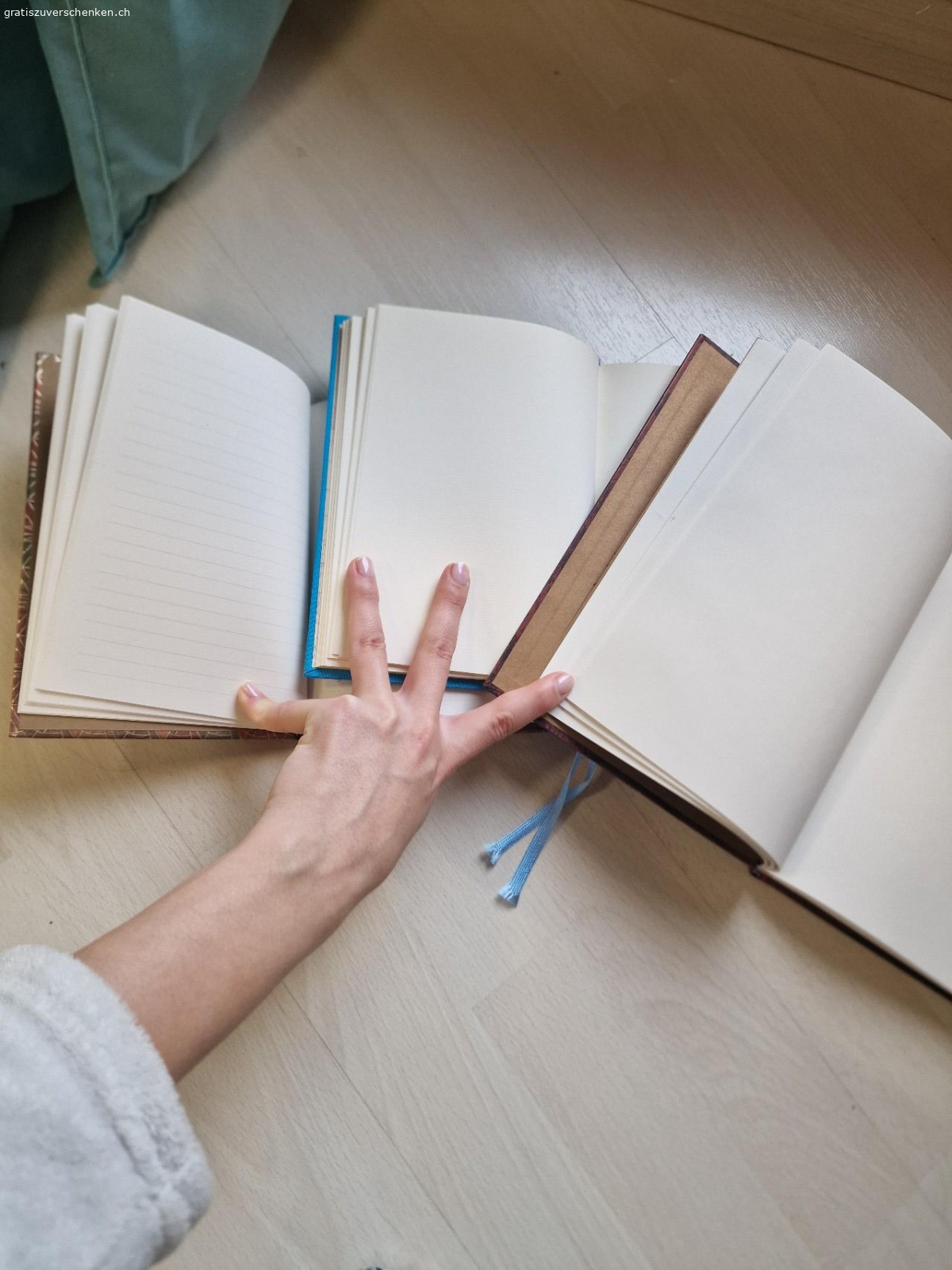 Notizbücher abzugeben. Die Notizbücher sind unbeschrieben und kontaktlos abholbar. Sind stets zu haben. Können gegen Porto auch versendet werden.