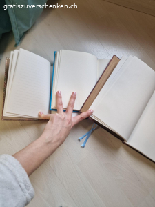 Notizbücher abzugeben. Die Notizbücher sind unbeschrieben und kontaktlos abholbar. Sind stets zu haben. Können gegen Porto auch versendet werden.