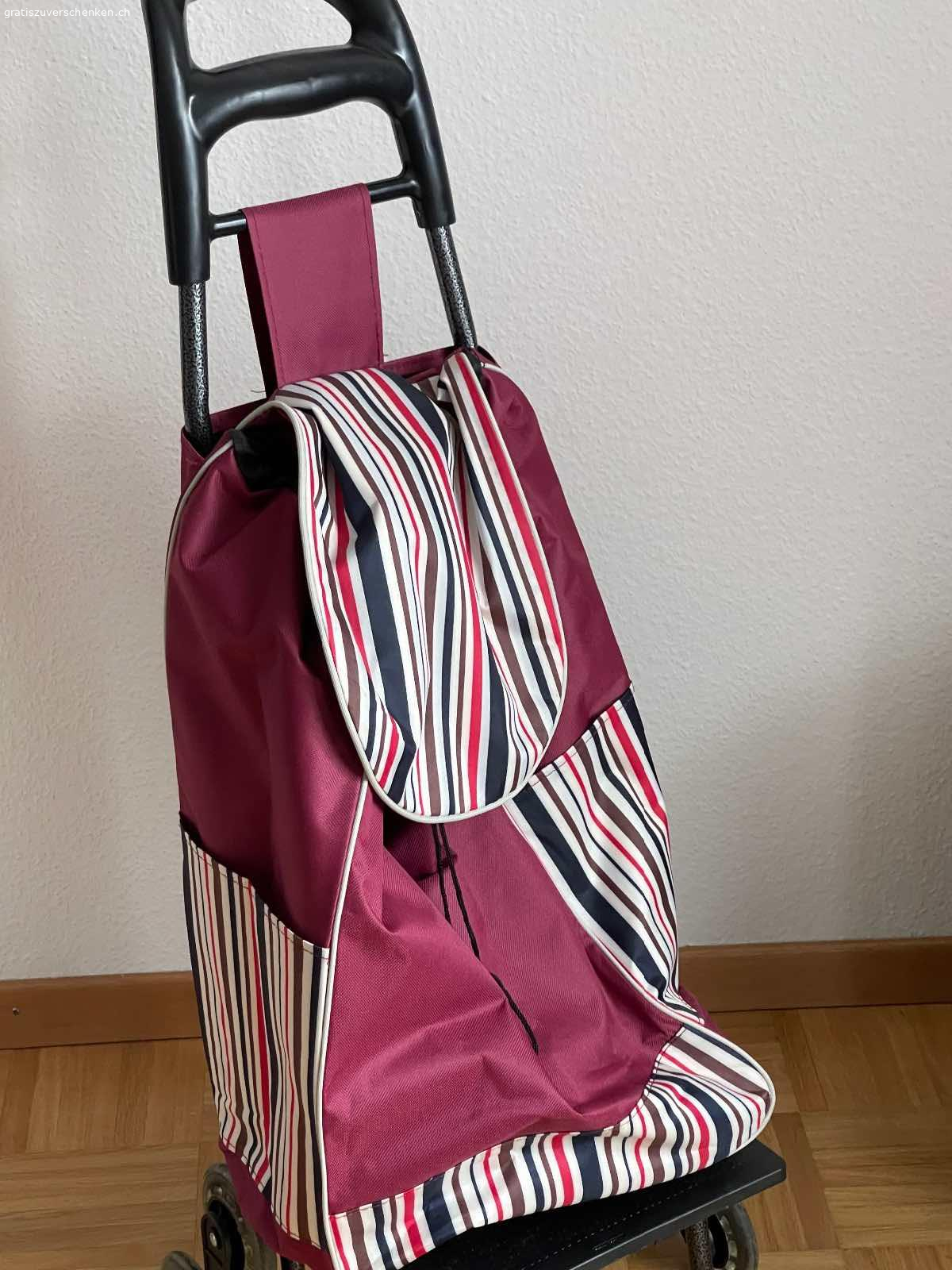 Nur komplett zu verschenken. Nur komplett zu verschenken wegen Umzug bei Selbstabbau:
Beides vom Tischler gebaut, sehr robust, stabil, hohe Lasten tragbar, leicht abzubauen:

Kleiderschrank:
200x180x60cm
Einlagebrett oben und Mitte, je zwei Kleiderstangen untereinander
Inklusive Vorhänge und Vorhangstangen

Regal:
120x200x50cm
Inklusive Vorhänge und Vorhangstangen

Wandregal

Einkaufstrolley:
Leichtes Treppensteigen durch spezielle Räder