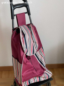 Nur komplett zu verschenken. Nur komplett zu verschenken wegen Umzug bei Selbstabbau:
Beides vom Tischler gebaut, sehr robust, stabil, hohe Lasten tragbar, leicht abzubauen:

Kleiderschrank:
200x180x60cm
Einlagebrett oben und Mitte, je zwei Kleiderstangen untereinander
Inklusive Vorhänge und Vorhangstangen

Regal:
120x200x50cm
Inklusive Vorhänge und Vorhangstangen

Wandregal

Einkaufstrolley:
Leichtes Treppensteigen durch spezielle Räder