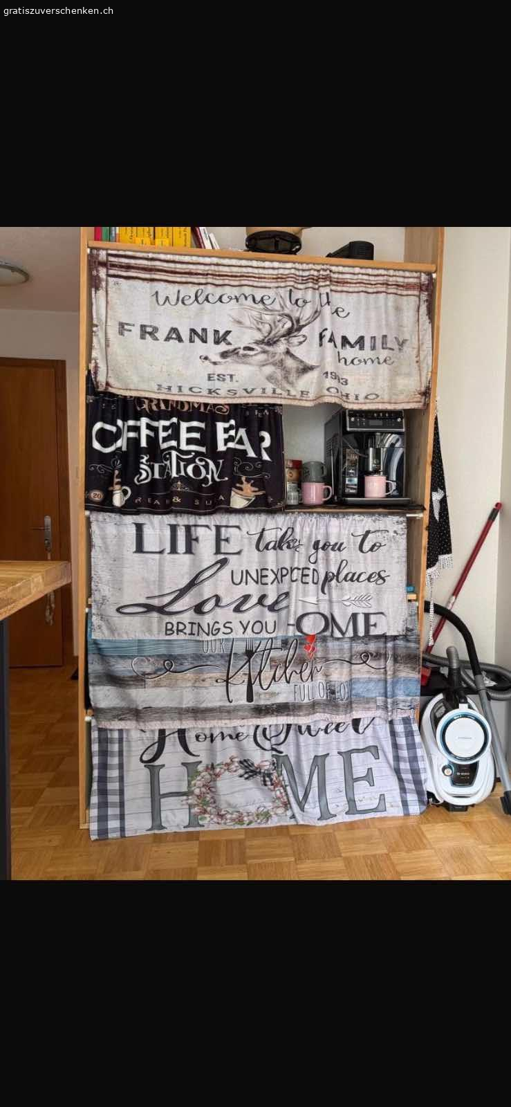 Nur komplett zu verschenken. Nur komplett zu verschenken wegen Umzug bei Selbstabbau:
Beides vom Tischler gebaut, sehr robust, stabil, hohe Lasten tragbar, leicht abzubauen:

Kleiderschrank:
200x180x60cm
Einlagebrett oben und Mitte, je zwei Kleiderstangen untereinander
Inklusive Vorhänge und Vorhangstangen

Regal:
120x200x50cm
Inklusive Vorhänge und Vorhangstangen

Wandregal

Einkaufstrolley:
Leichtes Treppensteigen durch spezielle Räder