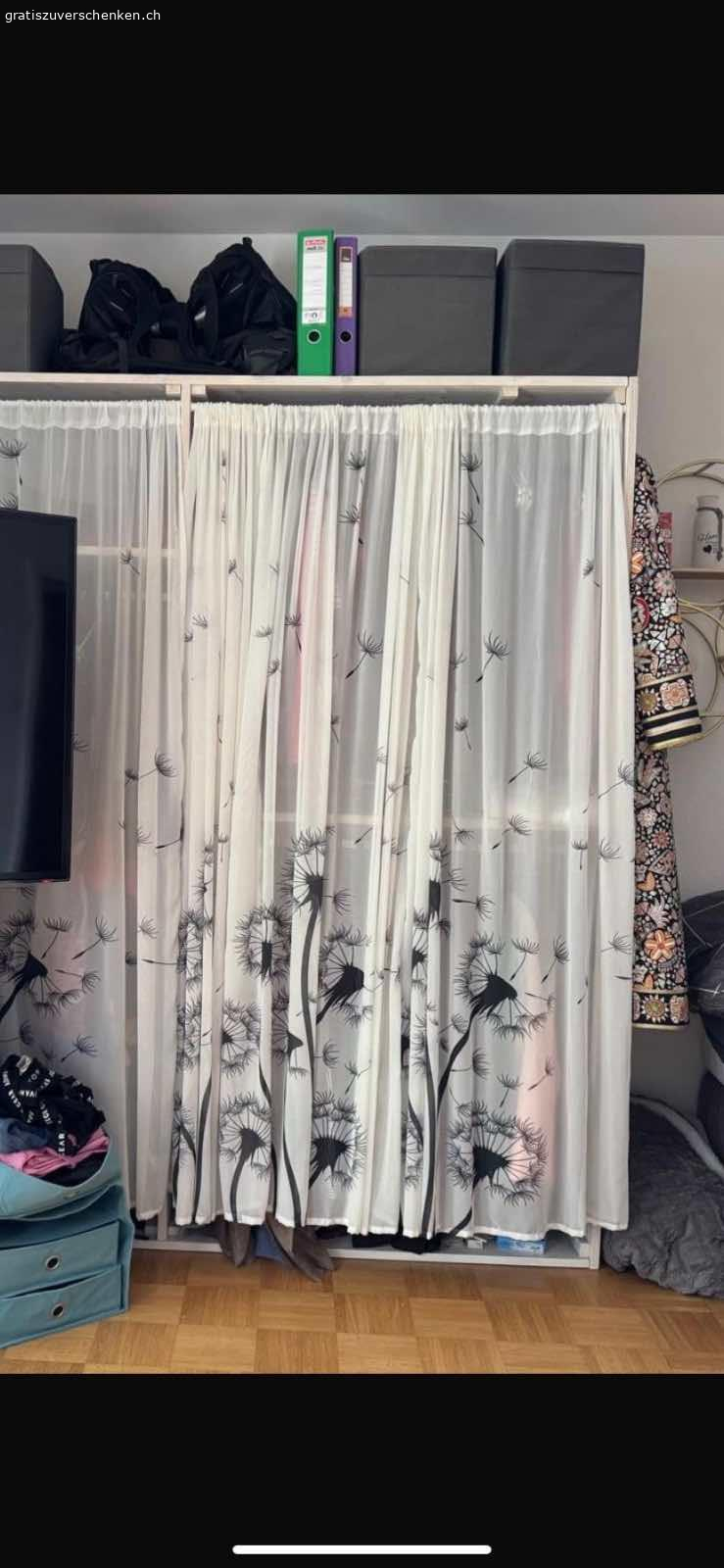 Nur komplett zu verschenken. Nur komplett zu verschenken wegen Umzug bei Selbstabbau:
Beides vom Tischler gebaut, sehr robust, stabil, hohe Lasten tragbar, leicht abzubauen:

Kleiderschrank:
200x180x60cm
Einlagebrett oben und Mitte, je zwei Kleiderstangen untereinander
Inklusive Vorhänge und Vorhangstangen

Regal:
120x200x50cm
Inklusive Vorhänge und Vorhangstangen

Wandregal

Einkaufstrolley:
Leichtes Treppensteigen durch spezielle Räder