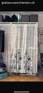 Nur komplett zu verschenken. Nur komplett zu verschenken wegen Umzug bei Selbstabbau:
Beides vom Tischler gebaut, sehr robust, stabil, hohe Lasten tragbar, leicht abzubauen:

Kleiderschrank:
200x180x60cm
Einlagebrett oben und Mitte, je zwei Kleiderstangen untereinander
Inklusive Vorhänge und Vorhangstangen

Regal:
120x200x50cm
Inklusive Vorhänge und Vorhangstangen

Wandregal

Einkaufstrolley:
Leichtes Treppensteigen durch spezielle Räder