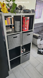 Offener Schrank (ohne Inhalt)