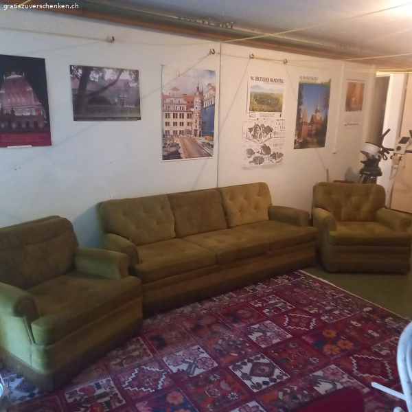olivgrünes Sofa und Klappbett gratis abzuholen