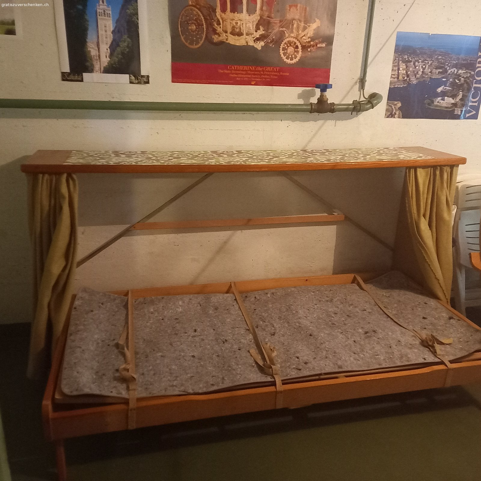 olivgrünes Sofa und Klappbett gratis abzuholen. Gebrauchtes olivgrünes Sofa und Klappbett gratis abzuholen. Geeignet für WG oder Gemeinschaftsraum.