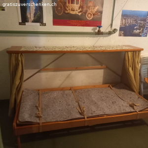 olivgrünes Sofa und Klappbett gratis abzuholen