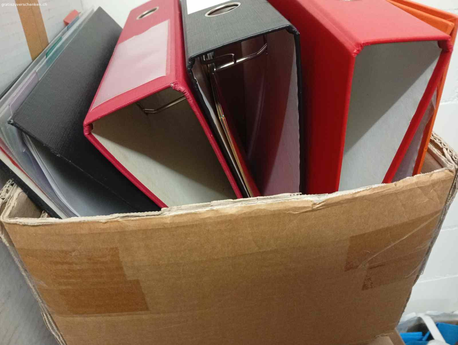 Ordner. Mehrere Ordner zu verschenken, teilweise mit Register.

Nur Abholung!