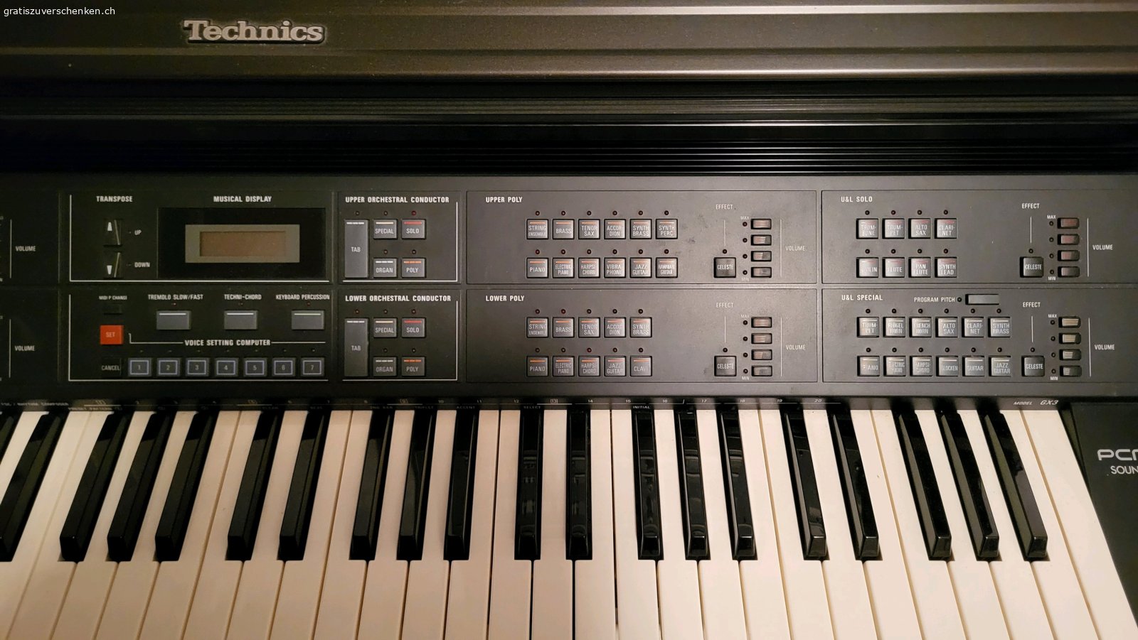 Orgel Technics SX-GX3. Eine super Orgel voll funktionsfähig und mit der Möglichkeit, Begleitrythmen oder Lieder zu programmieren. Neun Flopy-Discs und die zweiteilige Gebrauchsanweisung sind dabei. Ebenfalls diverse Notenbücher zum Lernen und mit verschiedenen Liedern.
Probespielen ist möglich. 
Für den Transport kann die Orgel in zwei Teile zerlegt werden. Oberer Teil misst
BxHxT: 116x35x60 cm
Unterer Teil BxHxT: 116x69x52 cm