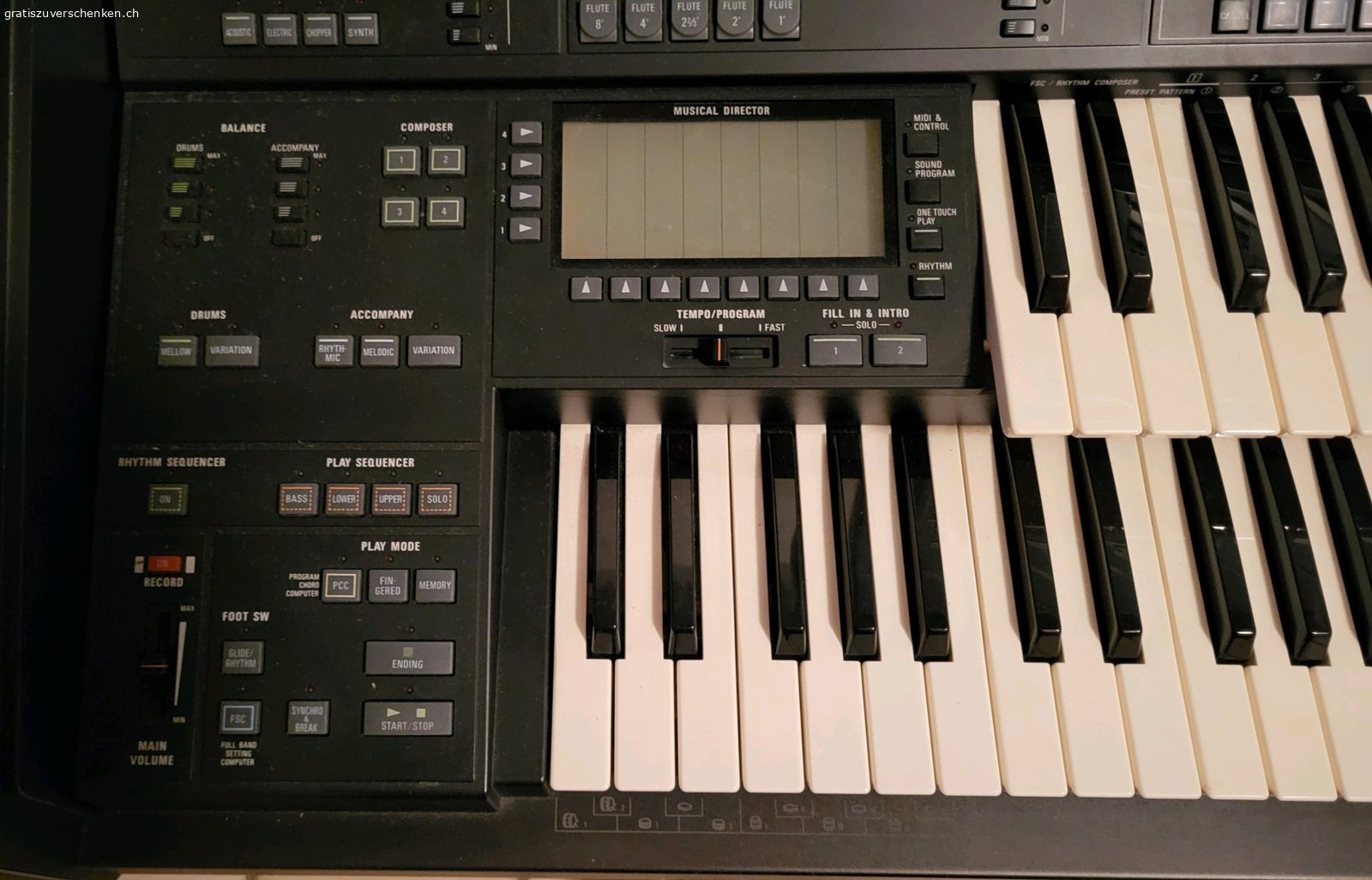 Orgel Technics SX-GX3. Eine super Orgel voll funktionsfähig und mit der Möglichkeit, Begleitrythmen oder Lieder zu programmieren. Neun Flopy-Discs und die zweiteilige Gebrauchsanweisung sind dabei. Ebenfalls diverse Notenbücher zum Lernen und mit verschiedenen Liedern.
Probespielen ist möglich. 
Für den Transport kann die Orgel in zwei Teile zerlegt werden. Oberer Teil misst
BxHxT: 116x35x60 cm
Unterer Teil BxHxT: 116x69x52 cm