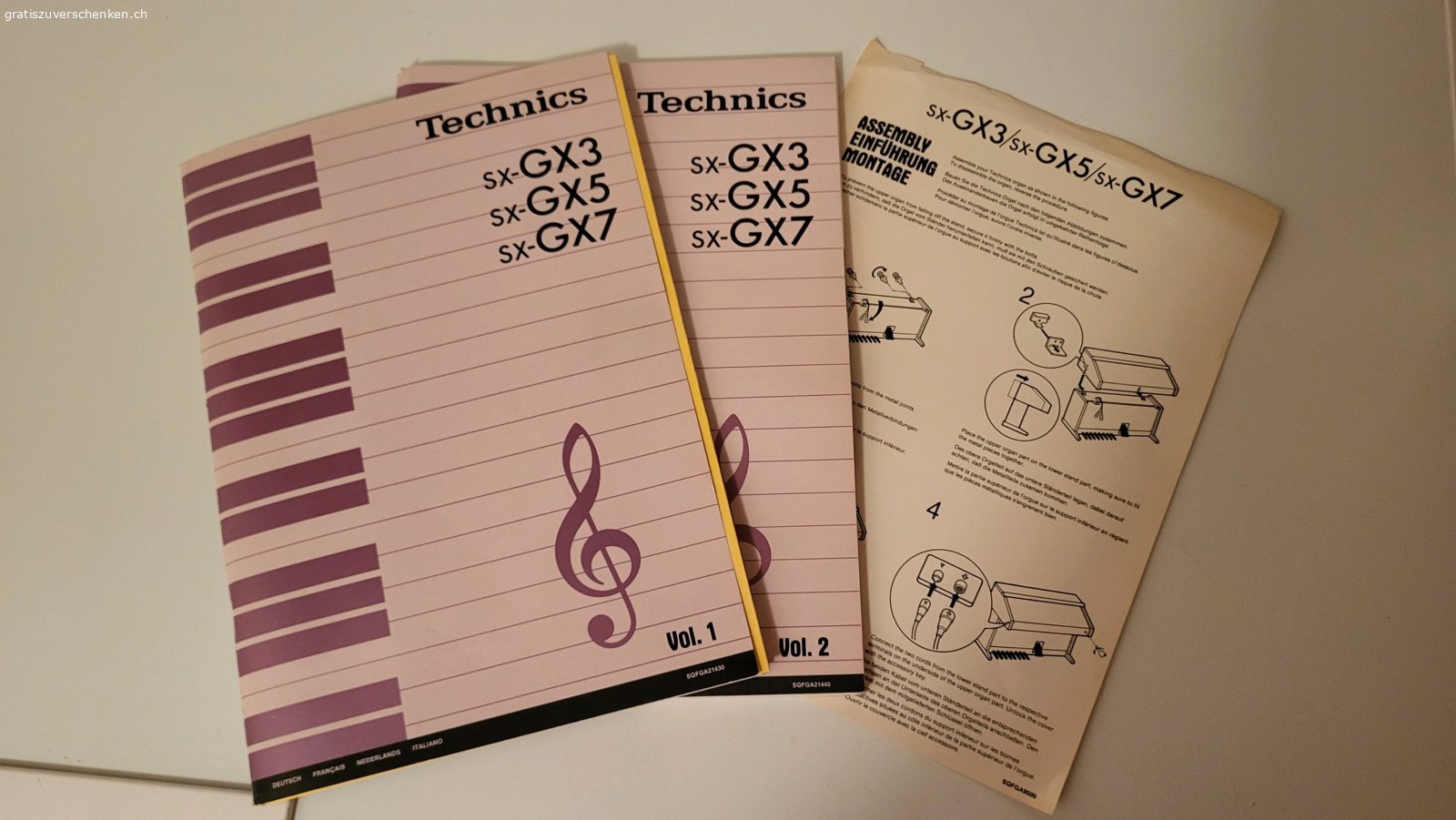 Orgel Technics SX-GX3. Eine super Orgel voll funktionsfähig und mit der Möglichkeit, Begleitrythmen oder Lieder zu programmieren. Neun Flopy-Discs und die zweiteilige Gebrauchsanweisung sind dabei. Ebenfalls diverse Notenbücher zum Lernen und mit verschiedenen Liedern.
Probespielen ist möglich. 
Für den Transport kann die Orgel in zwei Teile zerlegt werden. Oberer Teil misst
BxHxT: 116x35x60 cm
Unterer Teil BxHxT: 116x69x52 cm