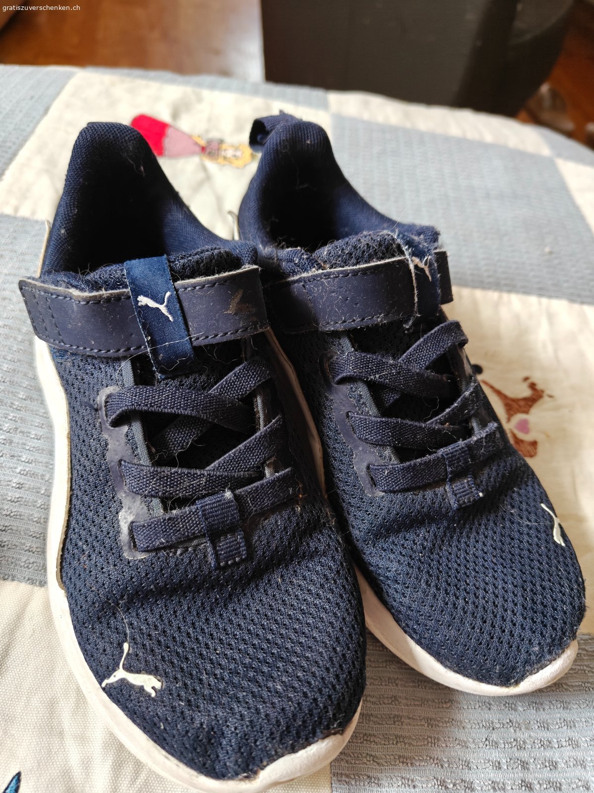 Original Puma Hallenschuh blau Gr 32. Ich gebe für hilfsbedürftige ,einfache Leute einen gebrauchten Puma Hallenschuh in Gr 32 zum austragen kann.in Chur abgeholt werden oder mit weiteren Ausschreibungen oder einzel zu 9fr zugesandt werden .porto zu lasten des Interessenten.