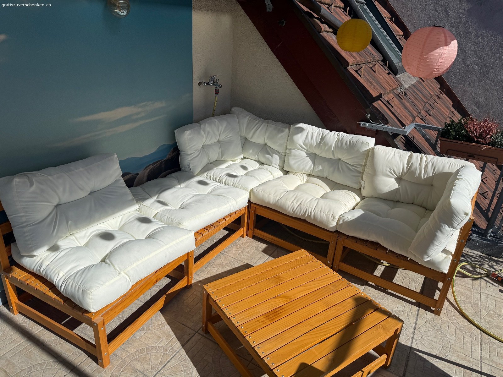 Outdoor-Lounge-Set in Holzoptik mit Kissen. Modulares Lounge-Set, bestehend aus 2 Eckteilen, 2 Mittelteilen, ein Hocker  und einem Tisch. Die Teile lassen sich variabel zusammenstellen, z. B. als Ecksofa, gerade Bank oder einzelne Sitzplätze. Inklusive cremeweissen Sitz- und Rückenkissen. Guter Zustand.

Nur Abholung in Luzern.