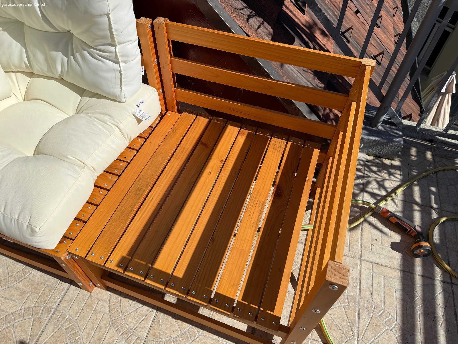 Outdoor-Lounge-Set in Holzoptik mit Kissen. Modulares Lounge-Set, bestehend aus 2 Eckteilen, 2 Mittelteilen, ein Hocker  und einem Tisch. Die Teile lassen sich variabel zusammenstellen, z. B. als Ecksofa, gerade Bank oder einzelne Sitzplätze. Inklusive cremeweissen Sitz- und Rückenkissen. Guter Zustand.

Nur Abholung in Luzern.
