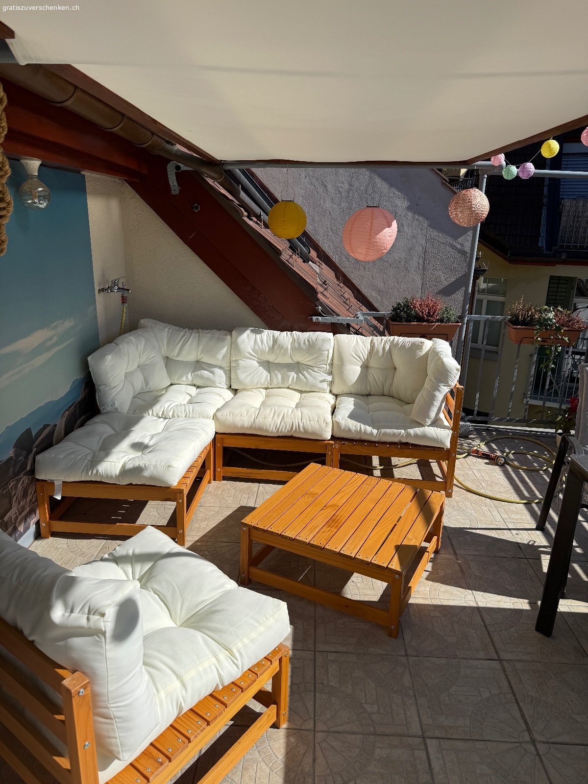 Outdoor-Lounge-Set in Holzoptik mit Kissen. Modulares Lounge-Set, bestehend aus 2 Eckteilen, 2 Mittelteilen, ein Hocker  und einem Tisch. Die Teile lassen sich variabel zusammenstellen, z. B. als Ecksofa, gerade Bank oder einzelne Sitzplätze. Inklusive cremeweissen Sitz- und Rückenkissen. Guter Zustand.

Nur Abholung in Luzern.