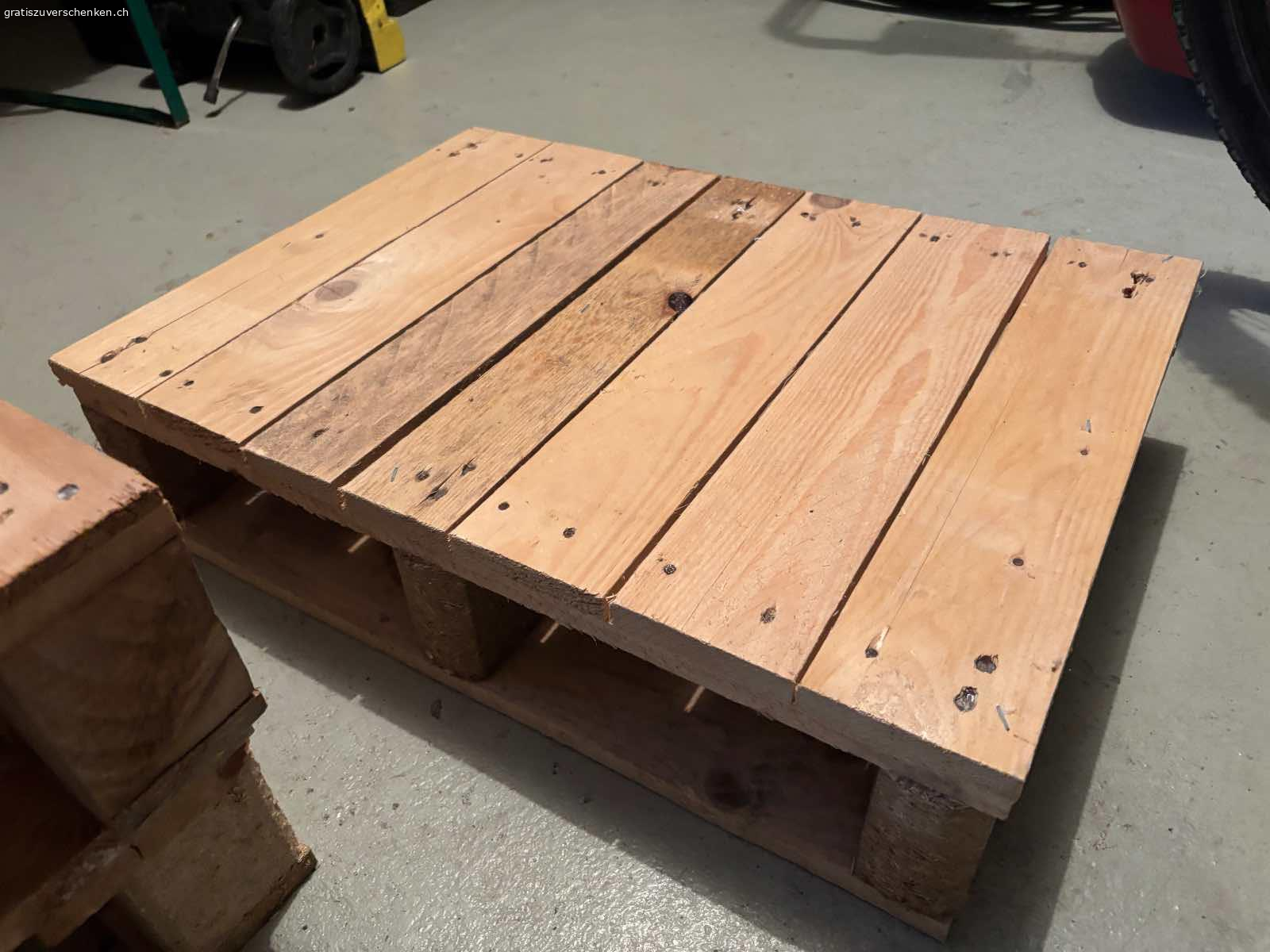 Paletten. Infolge Haushaltauflösung: 
2 Paletten 87cmx95cm
1 Palette 46cmx65cm