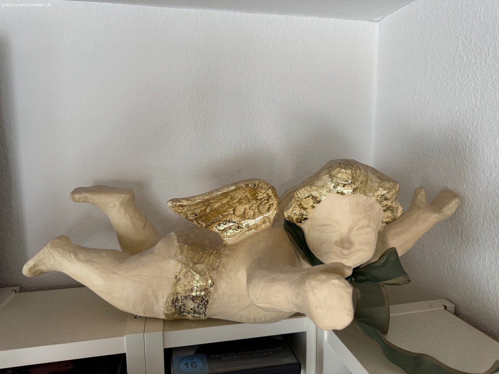 Pappengel als Dekofigur. Pappengel mit grüner Halsschleife, Dekofigur
ca. 50 cm lang, 20 cm hoch
  
Kann auch per Post verschickt werden