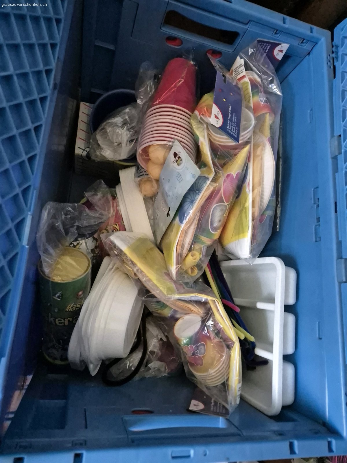 Partyzubehör und Einweggeschirr. Diverses wie Pappteller, Besteck, Becher, etc.
In Frauenfeld abzuholen