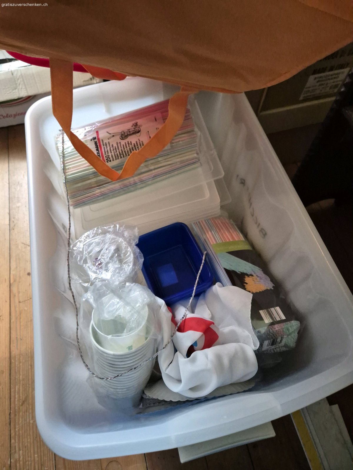 Partyzubehör und Einweggeschirr. Diverses wie Pappteller, Besteck, Becher, etc.
In Frauenfeld abzuholen