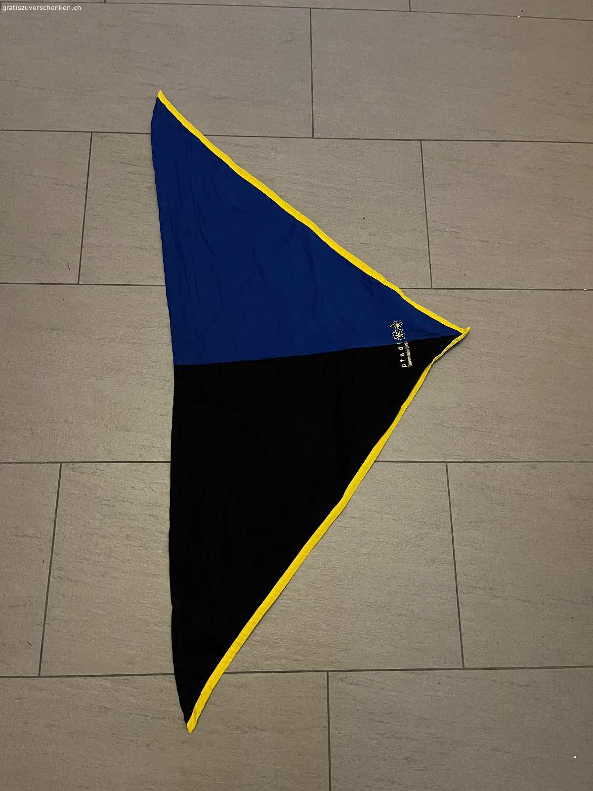 Pfadikrawatte Falkenstein. Kaum gebraucht, am Rand an einer Stelle auf gelbem Grund mit schwarzem Stift Vor- und Nachname notiert.