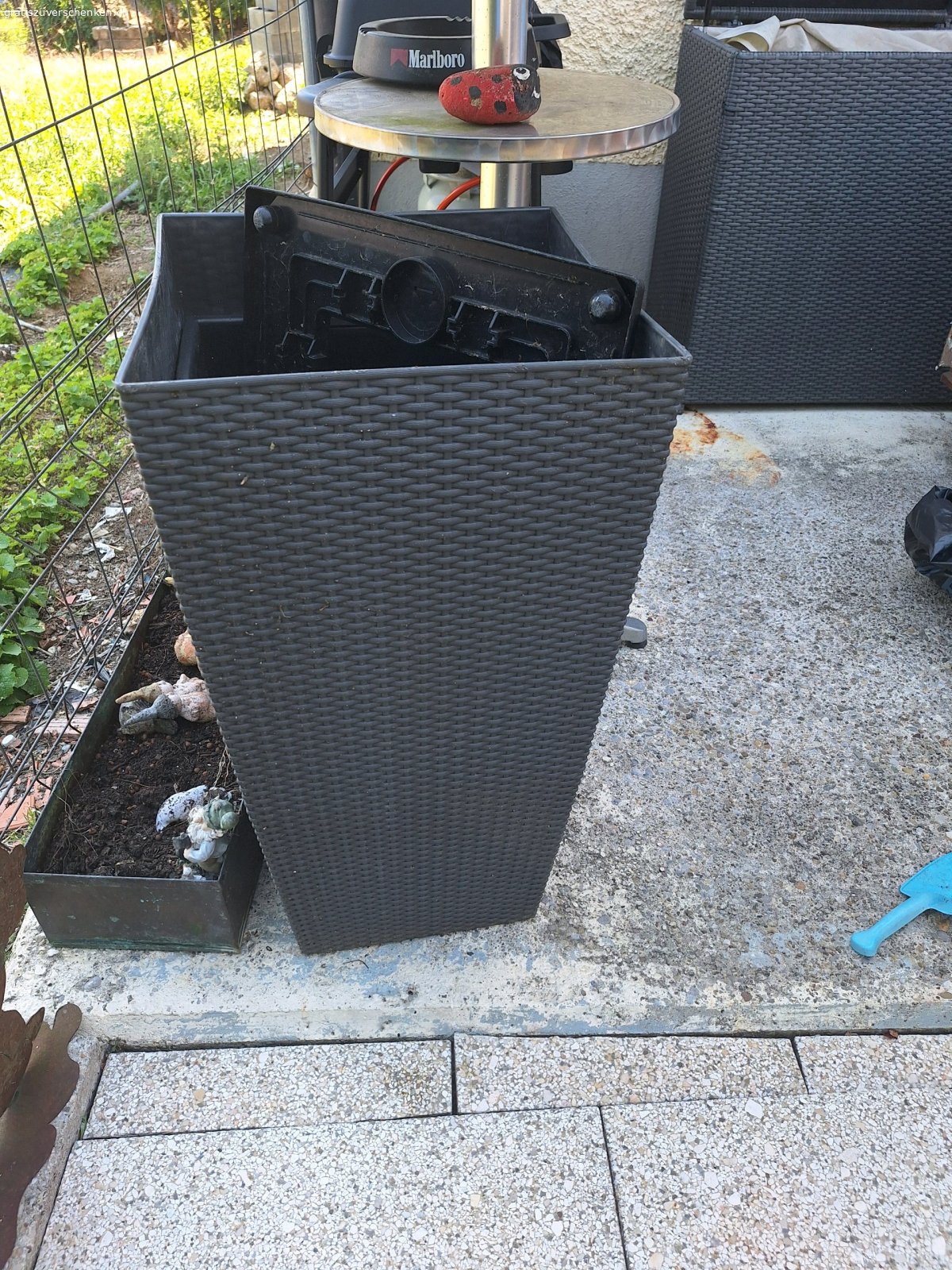 Pflanzkübel Rattan. Rattan Pflanzkübel, 80/40/40
mit Rollen, Bodensockel und Einlage für verstellbare Innenhöhe.