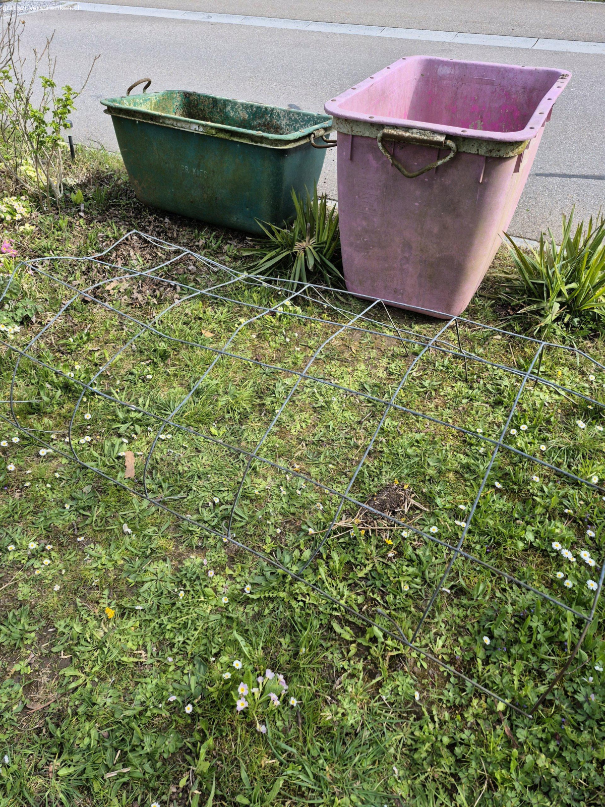 Pflastermulde und Rankhilfebogen.. gratis steht Draussen. Silbergruebstrasse 7 8617 Mönchaltorf...