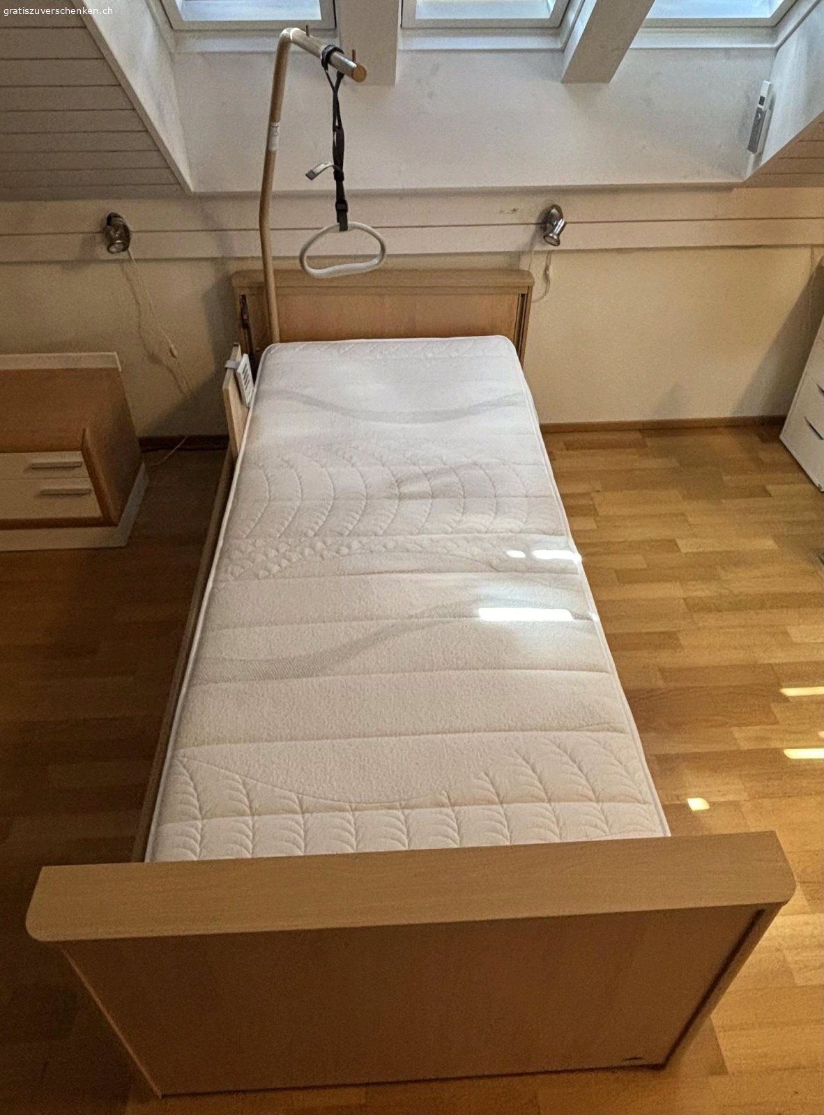 Pflegebett. Pflegebett Dali (ohne Matraze) mit Holzhaube und Kabelhandschalter. Neu gekauft 2022, sehr guter Zustand. Kann für Transport zerlegt werden. Abolung in Bülach
